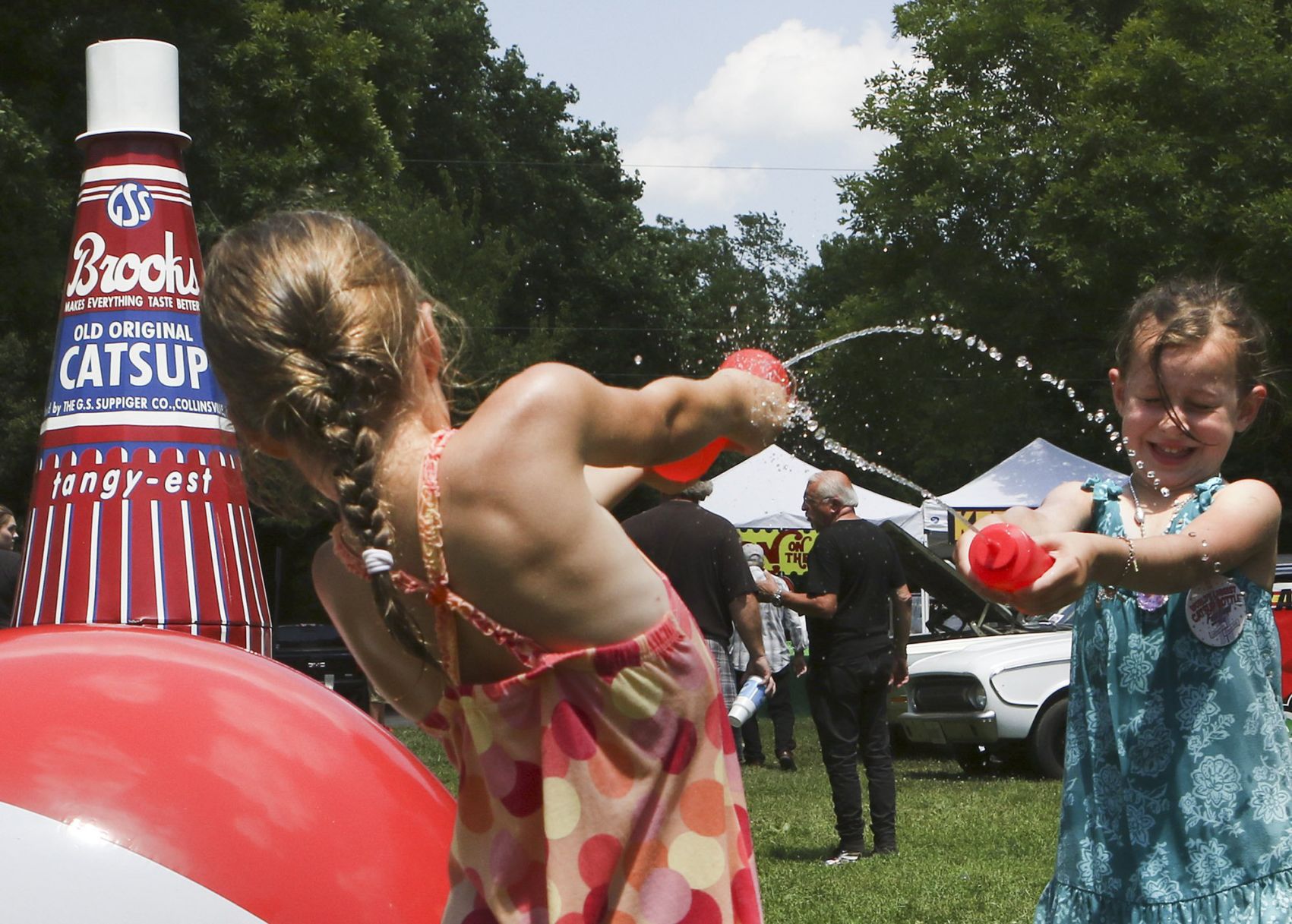 Ketchup bottle water fight